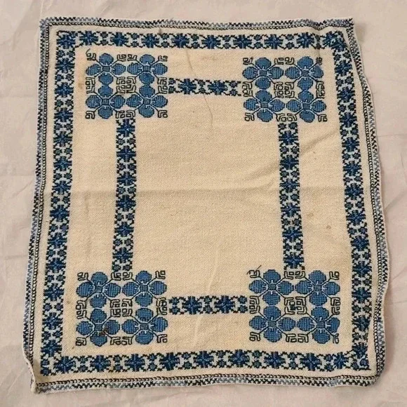 6  Table Napkins - Picture 4 of 8